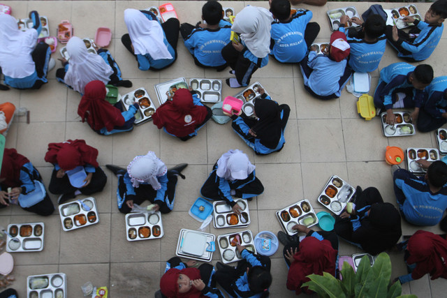 Sejumlah siswa menikmati menu makanan sehat saat penyaluran Program Makan Bergizi Gratis (MBG) di salah satu sekolah dasar di Kelurahan Purwantoro, Kota Malang, Jawa Timur, Kamis (16/7/2026). Foto: Ari Bowo Sucipto/ANTARA FOTO