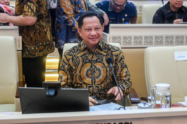 Menteri Dalam Negeri Muhammad Tito Karnavian bersiap mengikuti rapat kerja bersama Komisi II DPR di Kompleks Parlemen, Senayan, Jakarta, Kamis (16/7/2026). Foto: Rivan Awal Lingga/ANTARA FOTO
