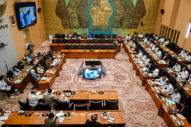 Suasana rapat kerja di Komisi XII DPR.  Foto: Rivan Awal Lingga/ANTARA FOTO