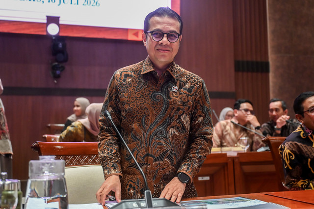 Wakil Menteri Komdigi Nezar Patria bersiap mengikuti rapat kerja dengan Komisi I DPR di Kompleks Parlemen, Senayan, Jakarta, Kamis (16/7/2026). Foto: Rivan Awal Lingga/ANTARA FOTO