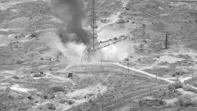 Asap membubung dari lokasi ledakan yang tidak diketahui dalam cuplikan video yang dirilis Komando Pusat Amerika Serikat (CENTCOM), Rabu (15/7/2026). Foto: Komando Pusat AS/HO/REUTERS