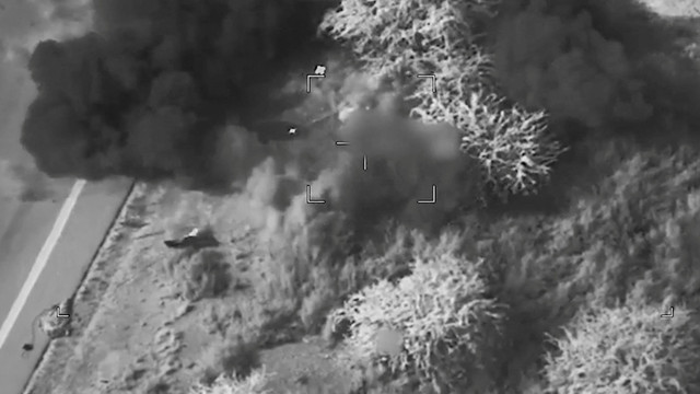 Asap membubung dari lokasi ledakan yang tidak diketahui dalam cuplikan video yang dirilis Komando Pusat Amerika Serikat (CENTCOM), Rabu (15/7/2026). Foto: Komando Pusat AS/HO/REUTERS