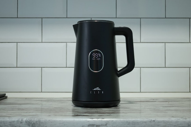 Ilustrasi teko atau kettle dengan pengatur suhu. Foto: Unsplash