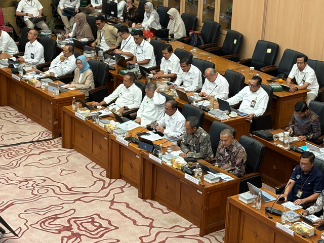 Rapat kerja BPH Migas dan Pertamina Patra Niaga bersama Komisi XII DPR RI di Gedung Parlemen, Jakarta pada Kamis (16/7/2026). Foto: Argya Maheswara/kumparan