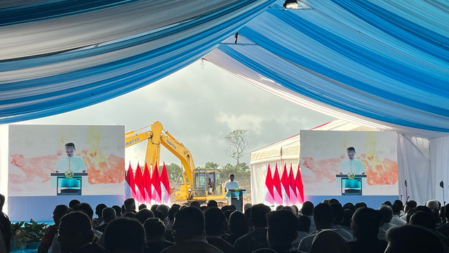 Menteri ESDM Bahlil Lahadalia saat seremoni groundbreaking proyek LNG Abadi Masela di Kepulauan Tanimbar, Maluku Tenggara Barat, Kamis (16/7/2026). Foto: Fariza Rizky Ananda/kumparan
