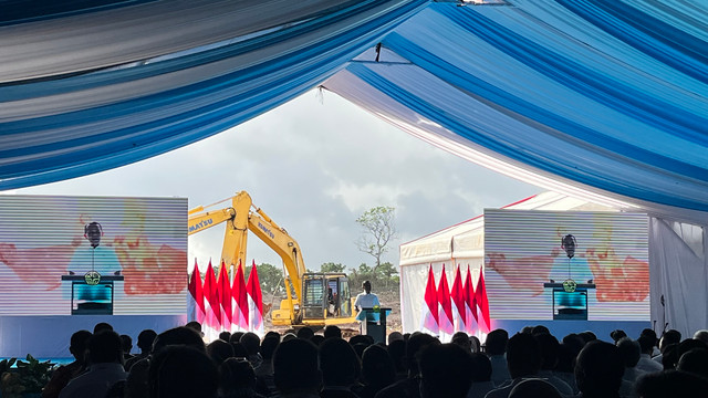 Menteri ESDM Bahlil Lahadalia saat seremoni groundbreaking proyek LNG Abadi Masela di Kepulauan Tanimbar, Maluku Tenggara Barat, Kamis (16/7/2026). Foto: Fariza Rizky Ananda/kumparan