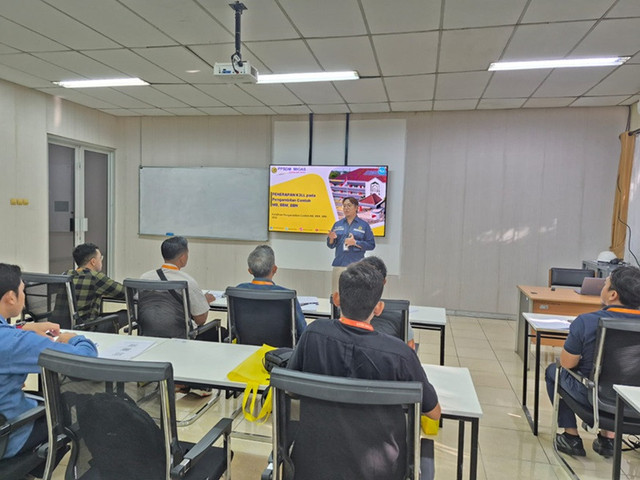 Pemberian materi di kelas Petugas Pengambil Contoh Tingkat Petugas Pengambil Contoh Minyak Bumi, Bahan Bakar Minyak dan Bahan Bakar Nabati untuk pegawai BBPMBG Lemigas di PPSDM Migas. (Dok. Humas PPSDM Migas)