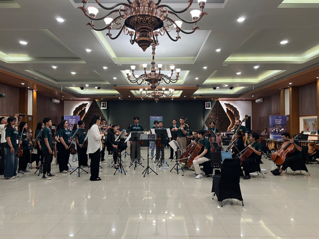 Peserta Melbourne Symphony Orchestra bersama peserta Youth Music Camp mengikuti latihan menjelang konser kolaborasi di Griya Persada Hotel & Convention, Kaliurang, Sleman, Rabu (15/7). Foto Dzaky Fauzi/Pandangan Jogja