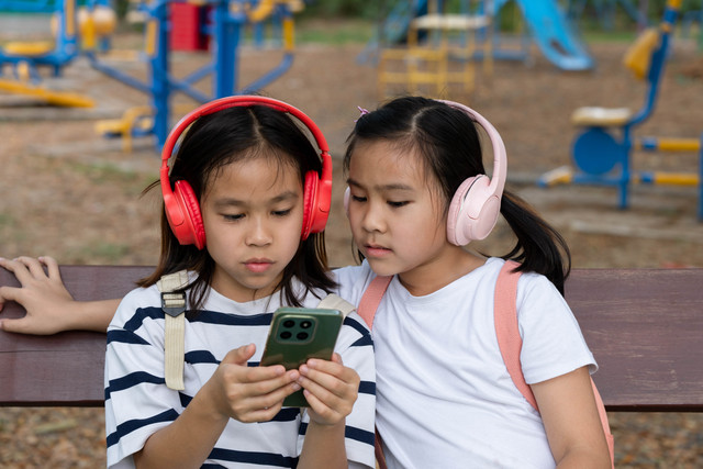 Ilustrasi anak sekolah main gadget/HP. Foto: T.Photo/Shutterstock
