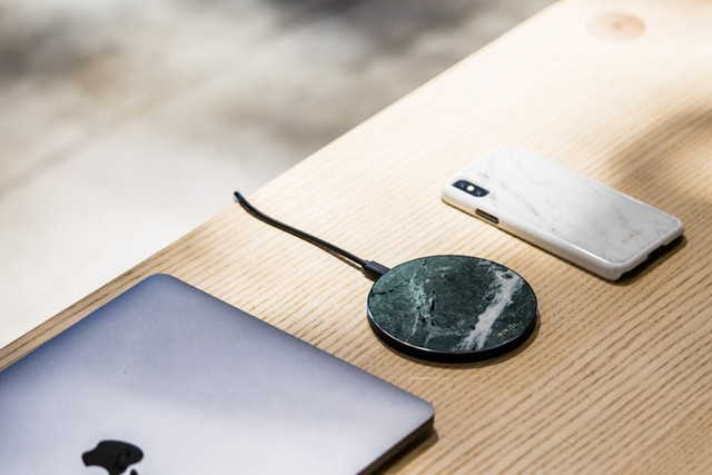Ilustrasi HP wireless charging. Foto: Unsplash