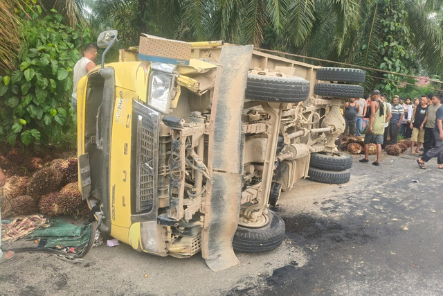 Truk bermuatan sawit pecah ban dan oleng lalu timpa siswa SMP di Labuhanbatu. Foto: Polres Labuhanbatu