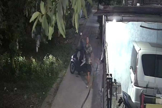 Rekaman CCTV perusakan yang dilakukan tetangga di Depok. Foto: Dok. Istimewa