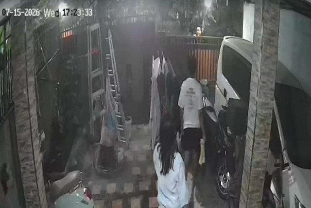 Rekaman CCTV pengrusakan yang dilakukan tetangga di Depok. Foto: Dok. Istimewa