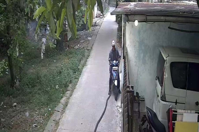 Rekaman CCTV pengrusakan yang dilakukan tetangga di Depok. Foto: Dok. Istimewa