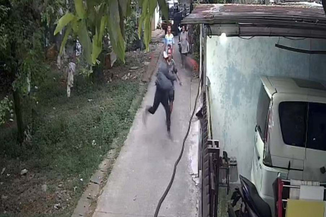 Rekaman CCTV pengrusakan yang dilakukan tetangga di Depok. Foto: Dok. Istimewa