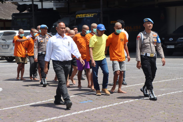 Polisi menunjukkan tersangka dan barang bukti dugaan penganiayaan terhadap pendaki Gunung Sibayak saat konpers di Polres Karo, Sumatera Utara, Kamis (16/7/2026). Foto: Polres Karo