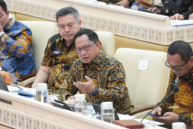 Mendagri Tito Karnavian saat raker dan Rapat Dengar Pendapat bersama Komisi II DPR RI di Kompleks Parlemen, Senayan, Jakarta, Kamis (16/7/2026). Foto: Kemendagri RI