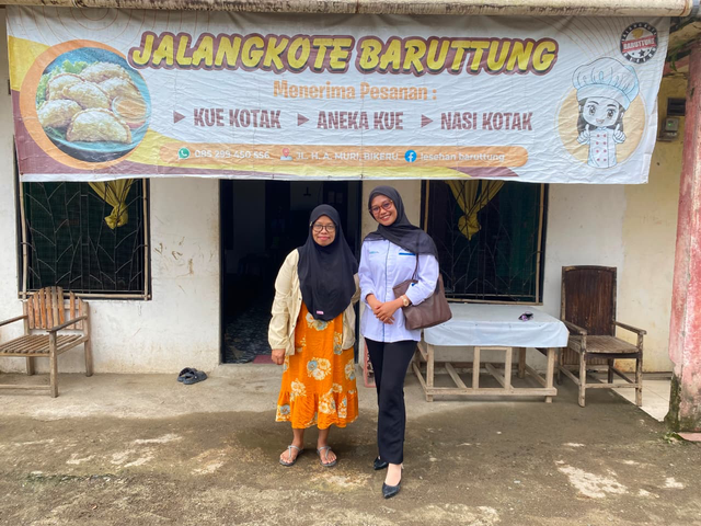 Nuraenun atau Ainun sebagai Account Officer PNM Mekaar di Bulukumba (kanan) saat mendampingi nasabah. Foto: Dok. PNM