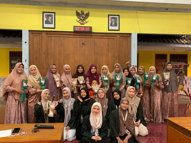 foto bersama ibu-ibu PKK Desa Sumberwudi setelah pelatihan Buket (Sumber:Dokumentasi KKN 50 UINSA)