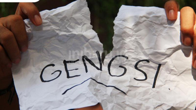ilustrasi seorang yang merobek kertas yang berisi teks GENGSI