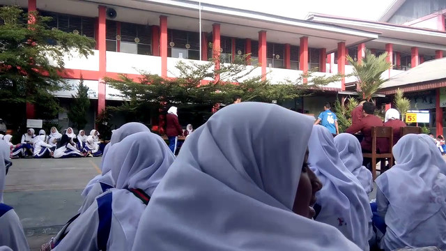 ilustrasi di sebuah sekolah ketika sedang berkumpul dalam suatu kegiatan