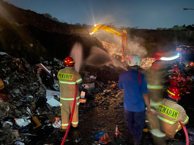 Petugas pemadam kebakaran memadamkan api di TPA Cipayung, Depok, Jawa Barat, Kamis (16/7/2026). Foto: kumparan