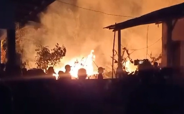 Diduga akibat korsleting listrik, sebanyak tiga rumah warga di RT 02 RW 06 Desa dan Kecamatan Asembagus, Kabupaten Situbondo, Jawa Timur, hangus terbakar pada Kamis (16/7/2026) malam. Foto: Dok. Istimewa