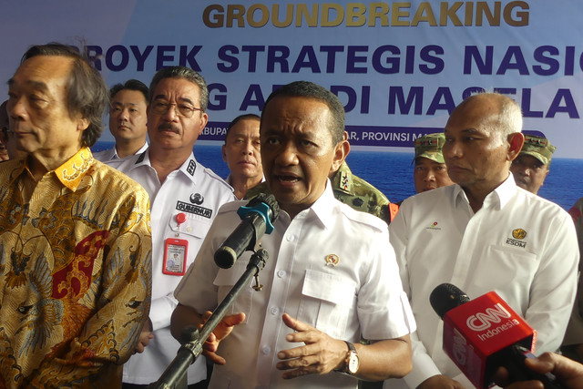 Menteri ESDM Bahlil Lahadalia, Kepala SKK Migas Djoko Siswanto, CEO INPEX Takayuki Ueda, dan Gubernur Maluku Hendrik Lewerissa beri pers usai groundbreaking Proyek Strategis Nasional LNG Abadi Masela di Kepulauan Tanimbar, Kamis (16/7/2026). Foto: Alfian Sanusi/ANTARA FOTO