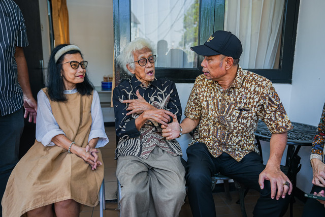 Wamensos Agus Jabo bertemu Heru Baskoro (84), anak kandung Sayuti Melik dan tokoh pers SK Trimurti. Foto: Dok. Kemensos