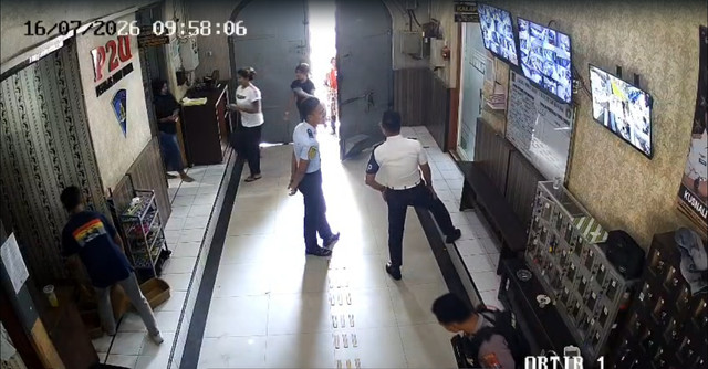 Rekaman CCTV Lapas Kelas IIA Banyuwangi saat petugas gagalkan wanita selundupkan narkoba ke warga binaan. Foto: Dok. Istimewa
