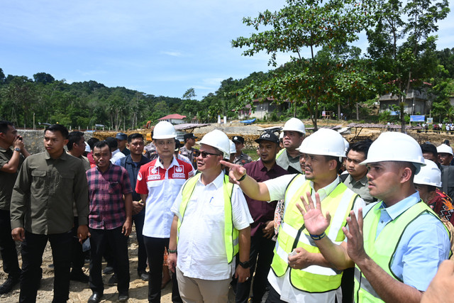 Gubernur Sumut, Bobby Nasution bersama Wali Kota Gunungsitoli Sowa'a Laoli serta Kadis Pendidikan Sumut Alexander Sinulingga meninjau pembangunan SMAN Unggulan Sukma di Kecamatan Gunungsitoli Selatan, Kota Gunungsitoli, Nias, Kamis (16/7/2026). Foto: Dok. Diskominfo Sumut