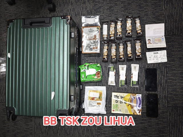 Tersangka 2 warga negara China dan barang bukti narkoba saat diamankan di Bandara Soekarno Hatta. Foto: Dok. Istimewa
