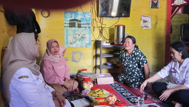 Petugas Disdukcapil Kabupaten Wonosobo saat mendatangi kediaman orang tua yang memberikan nama anaknya Muhammad MBG Subianto. Foto: Dok. Istimewa