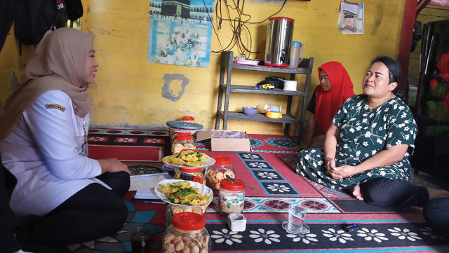 Petugas Disdukcapil Kabupaten Wonosobo saat mendatangi kediaman orang tua yang memberikan nama anaknya Muhammad MBG Subianto. Foto: Dok. Istimewa