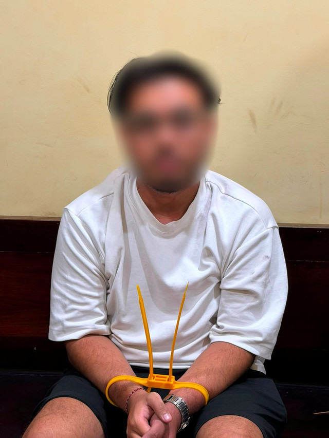 Pria Warga Negara (WN) Singapura, MZ alias Muhamad Zulhelmi, pelaku penganiayaan pacarnya hingga tewas di kamar kos di kawasan Pedungan, Denpasar Selatan, Kota Denpasar, Bali. Foto: Dok. Polda Bali