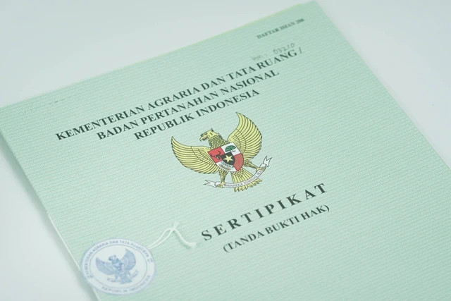 Ilustrasi sertifikat tanah. Foto: Shutterstock