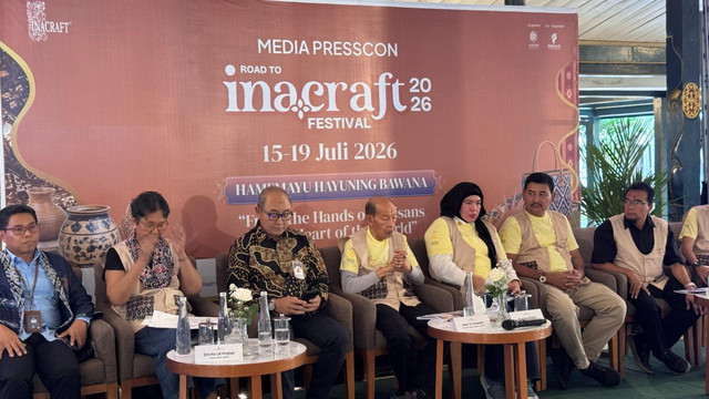 Jajaran pengurus Asosiasi Eksportir dan Produsen Handicraft Indonesia (ASEPHI) bersama penyelenggara memaparkan penyelenggaraan INACRAFT Festival 2026 dalam konferensi pers di Pendopo Agung, Royal Ambarrukmo Hotel, Yogyakarta, Selasa (14/7). Foto: Ike Kirana.