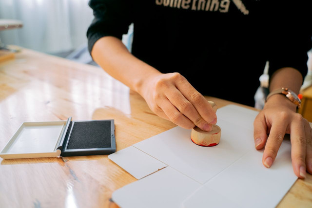 Ilustrasi memahami cara mengajukan surat keterangan bebas PPh Pasal 22 di marketplace. Foto: Pexels