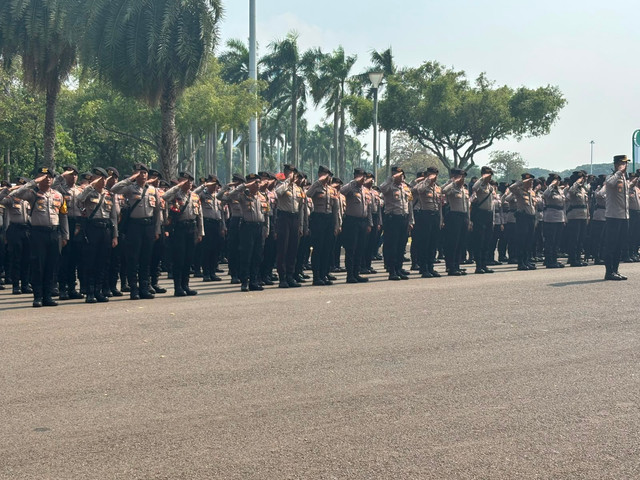 Suasana Apel Persiapan Aksi Massa (PAM) aksi unjuk rassa yang dihadiri unit gabungan polisi, brimob, dan TNI di silang selatan Monas, Jumat (17/7/2026). Foto: Pradya Tirta/kumparan