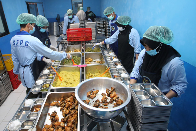 Pekerja Satuan Pelayanan Pemenuhan Gizi (SPPG) Ie Masen Ulee Kareng menyiapkan Makan Bergizi Gratis (MBG) untuk pelajar yang mengikuti Masa Pengenalan Lingkungan Sekolah (MPLS) di Banda Aceh, Aceh, Jumat (17/7/2026). Foto: Irwansyah Putra/ANTARA FOTO