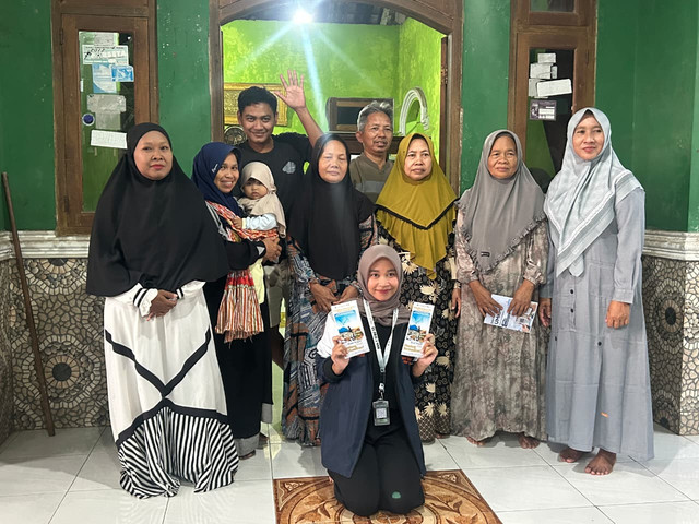 Kegiatan Multidisiplin 1 oleh Dias Galuh Suciati berjudul Edukasi Pemilihan Bahan Baku Ikan yang Baik untuk Mempertahankan Mutu Akhir Produk Pindang di Desa Tambaksari, Kecamatan Rowosari, Kabupaten Kendal.