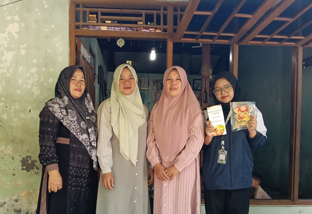 Kegiatan kuliah kerja nyata Multidisiplin 2 Nur Isna Aulia berjudul DIVERSIFIKASI IKAN PINDANG MENJADI EKADO SEBAGAI UPAYA MENINGKATKAN NILAI TAMBAH HASIL PERIKANAN di Desa Tambaksari, Kecamatan Rowosari, Kabupaten Kendal