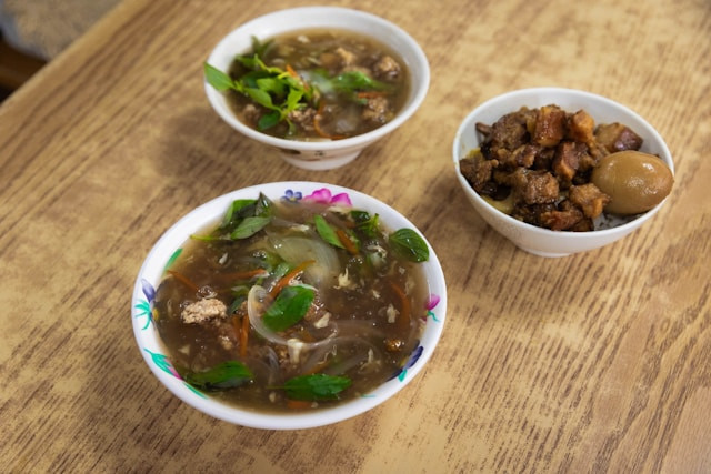 Ilustrasi ciri khas coto Makassar. Foto: Lee Milo / Unsplash