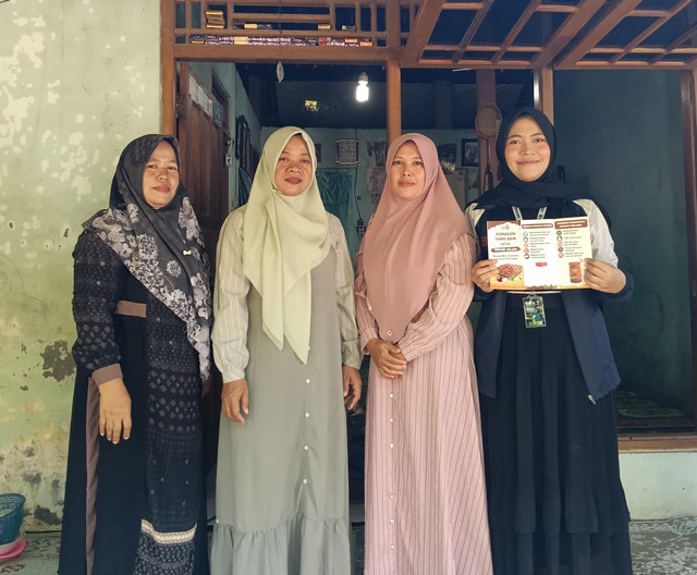 Kegiatan kuliah kerja nyata multidisiplin 1 Khayla Salwa Ghaisani berjudul IMPLEMENTASI KEMASAN DAN DESAIN LABEL KEMASAN PRODUK PINDANG BALADO SEBAGAI UPAYA MENDUKUNG PENGEMBANGAN PRODUK DIVERSIFIKASI IKAN PINDANG di Desa Tambaksari, Kecamatan Rowosari, Kabupaten Kendal