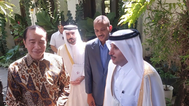 Presiden ke-7 RI Jokowi menerima kunjungan Duta Besar Qatar untuk Indonesia Sultan bin Mubarak Saad Al Dosari di kediamannya di Solo, Jawa Tengah, Jumat (17/7/2026). Foto: Dok. kumparan