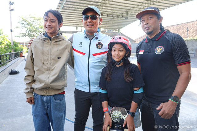 Chef de Mission (CdM) Indonesia untuk Asian Games Aichi-Nagoya 2026, Todotua Pasaribu, bersama atlet skateboard Sanggoe Darma Tanjung Mikhayla Shanum Caya dan Coach Anthony Adam Caya di Bali pada 17 Juli 2026. Foto: NOC Indonesia