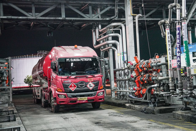 Truk tangki saat mengirimkan BBM dari Fuel Terminal Medan, Labuhan Deli, Medan. Foto: Dok. Pertamina