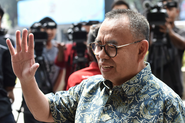 Mantan Menteri Energi dan Sumber Daya Mineral (ESDM) Sudirman Said berjalan keluar usai menjalani pemeriksaan sebagai saksi di Gedung Jaksa Agung Muda Tindak Pidana Khusus (Jampidsus) Kejaksaan Agung, Jakarta, Jumat (17/7/2026). Foto: Fakhri Hermansyah/ANTARA FOTO