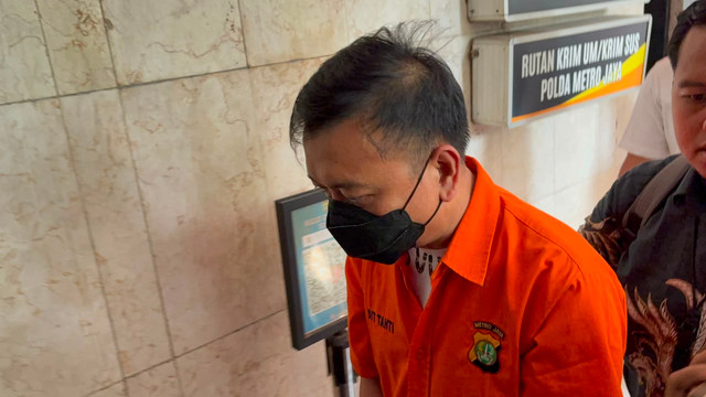 Don Ritto berbaju tahanan tersangka kasus korupsi dilimpahkan ke kejaksaan agung bersama barang bukti dari Polda Metro Jaya, Jumat (17/7/2026). Foto: Rayyan Farhansyah/kumparan