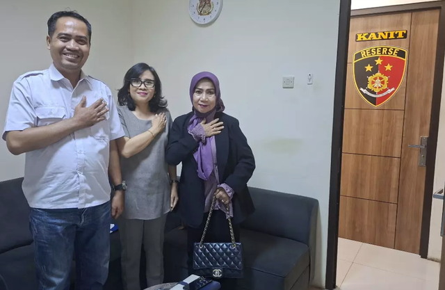 Cut Bietty dan Jurung dari LBH APIK Jabar bersama dengan Kanit Kanit PPA Polres Bekasi setelah membahas soal kasus pemerkosaan wanita oleh ayah dan dua pamannya, Juli 2026. Foto: IG/@lbhapikjabar